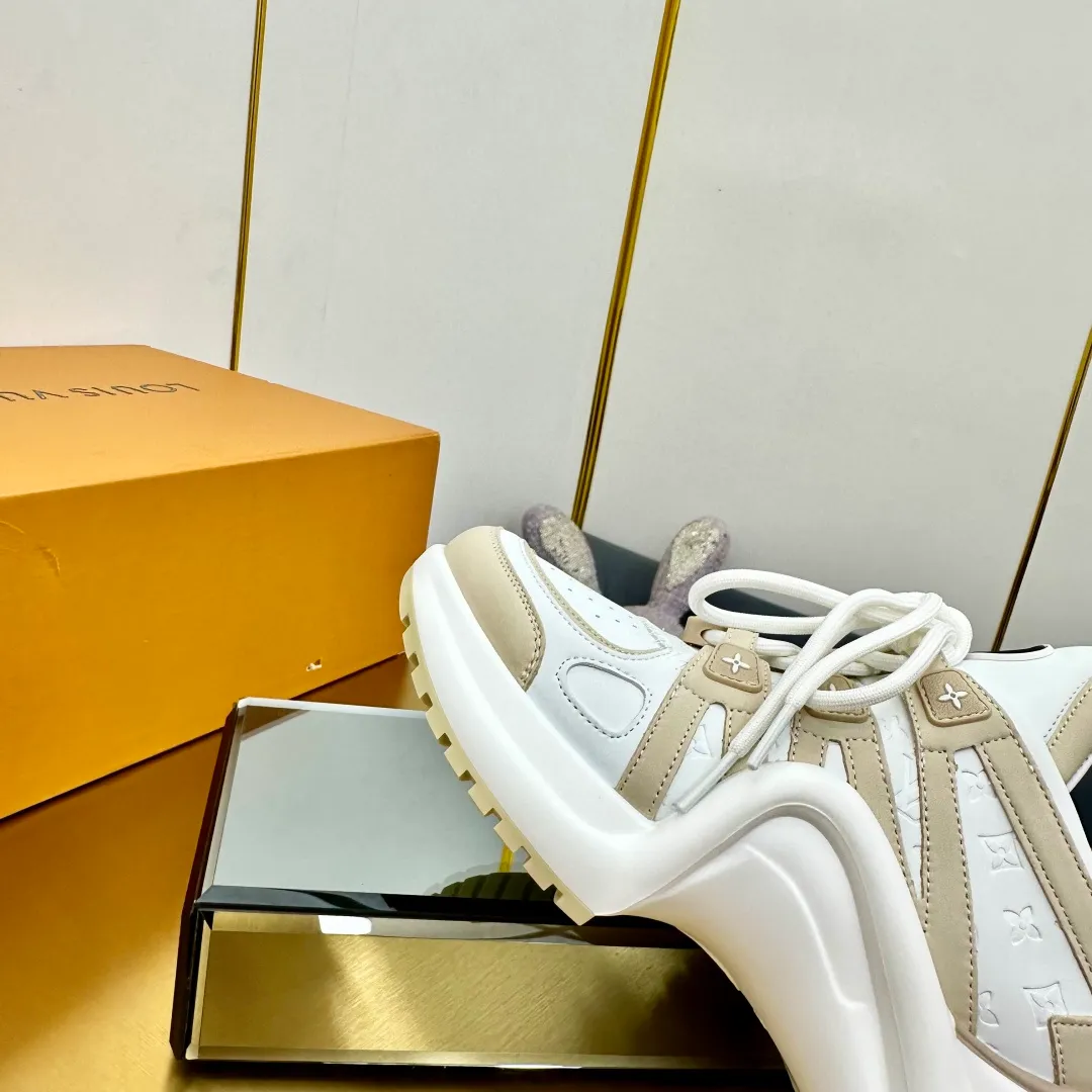👟👟Ex-factory price 700👟👟 🔥🔥🔥Arch bridge top version LV donkey brand casual sports dad shoes and slippers The bold avant-garde design and the unique wavy outsole make the entire fashion circle coquettish. They are synonymous with new trends. They are touted as the coolest casual sneakers in history. Whoever wears them will become the most handsome person who turns heads. The heel is about 5.5cm high and the heel is about 8mm deep.  🌸 Imported fabric 🐂 leather ➕ Imported 🐐 leather ➕ Imported TPU splicing 🌸 Imported mesh lining ➕ Cow lining Outsole vacuum foaming and TPU combination 🌸 Size women's size 35-41